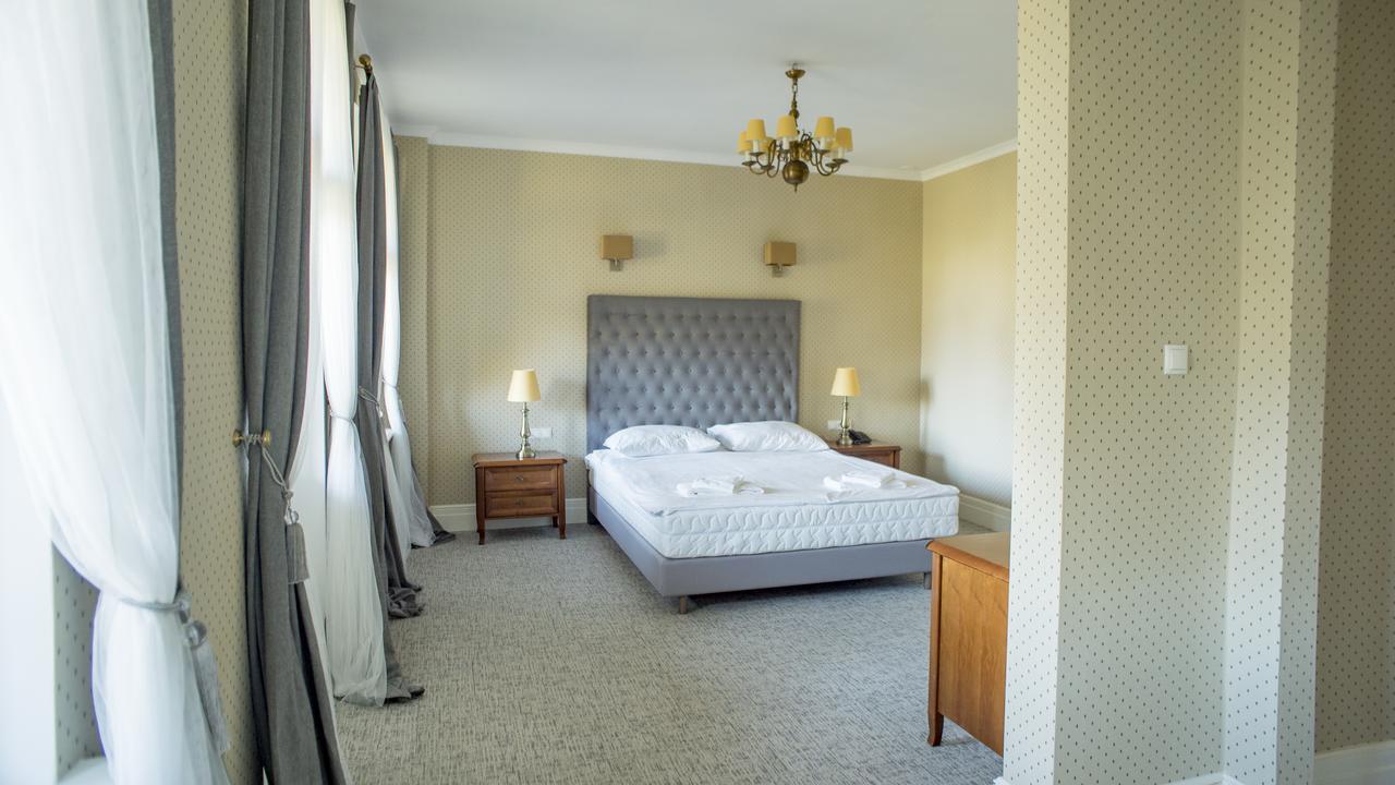 Palac Kobylniki Hotell Obrzycko Eksteriør bilde